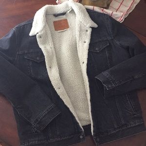 Men’s Levi’s Sherpa lined trucker jacket.